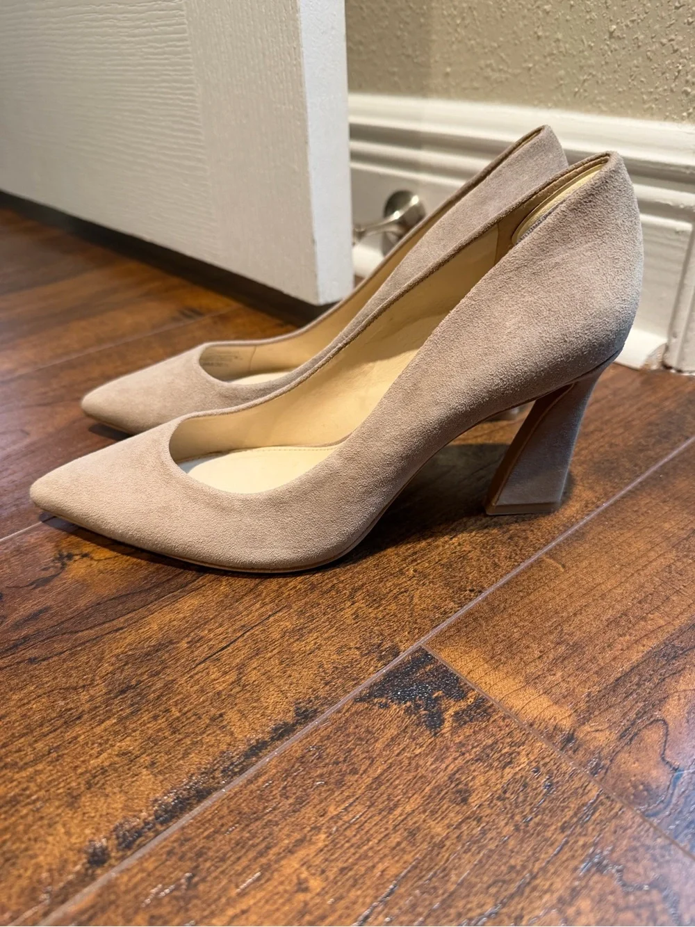 Vince Camuto Ableen Tan Suede Pumps – Size 8